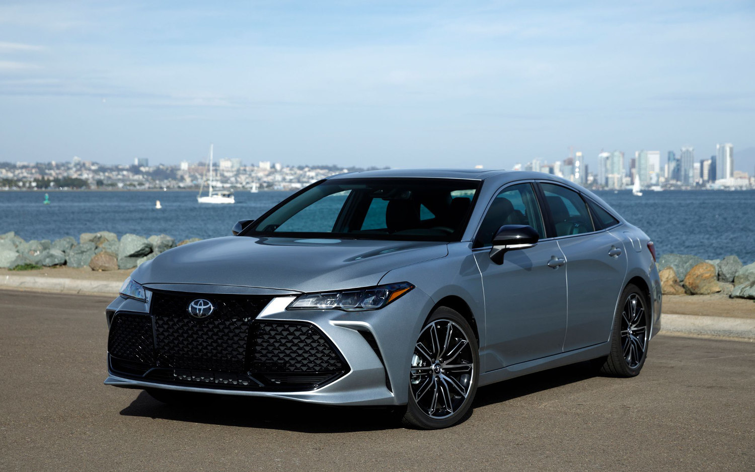 Toyota Avalon XLE Hybrid 2019 SUV Drive